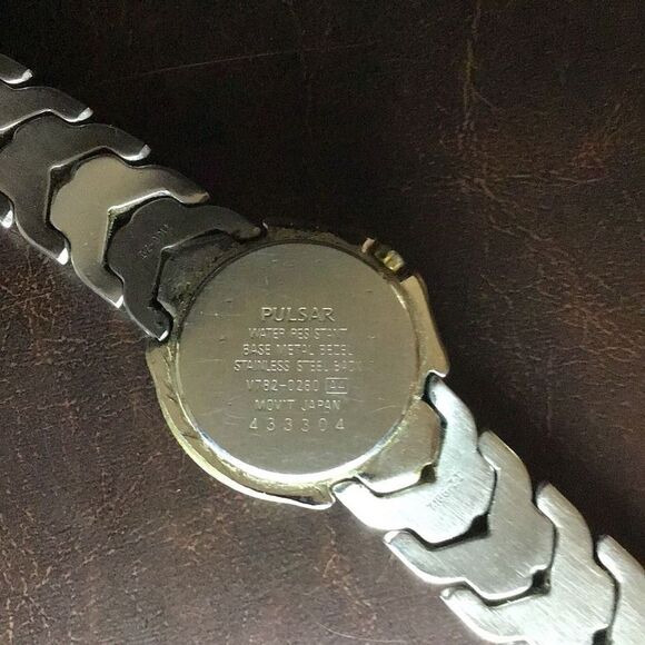 Vintage watch by pulsar needs battery - Picture 3 of 3